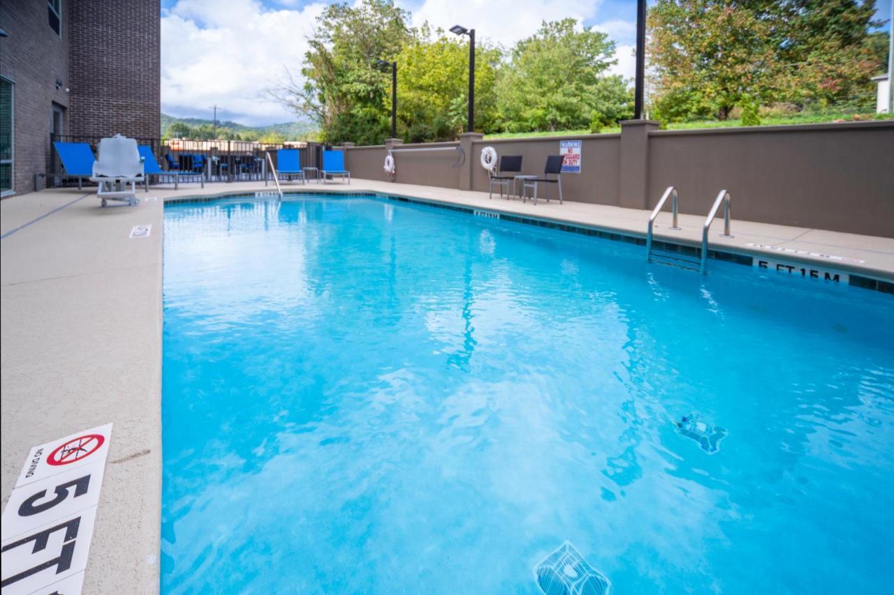 Holiday Inn Express - Brevard By Ihg Exterior photo